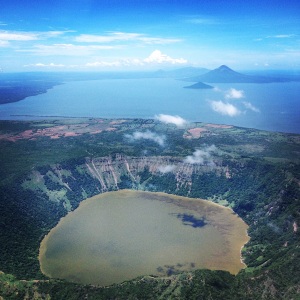 Laguna de Apoyeque, Isla de Momotombito, y Volcán Momotombo